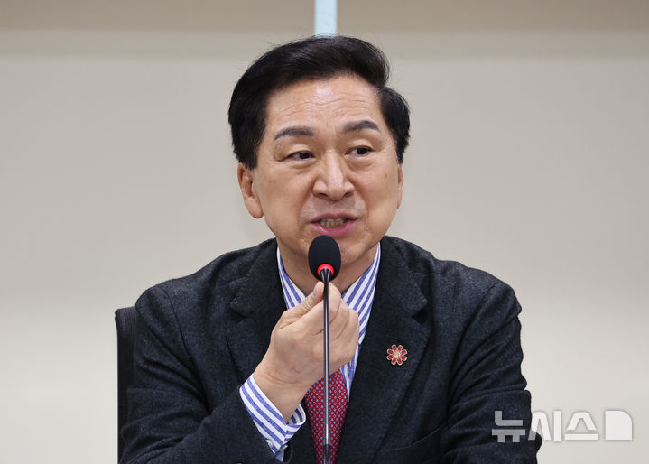 [서울=뉴시스] 김금보 기자 = 김건희 여사에게 전당대회 당선을 대가로 267만원 상당의 가방을 건넨 혐의로 기소된 김기현 국민의힘 의원 부부의 재판이 내달 22일 본격화한다. 김 의원 측은 지방선거를 고려해 첫 공판 일정을 앞당겨 줄 것을 요청했으나 재판부는 이를 받아들이지 않았다. 사진은 김 의원이 지난달 4일 열린 대한민국 미래혁신포럼 세미나에서 인사말하는 모습. 2026.04.16. kgb@newsis.com