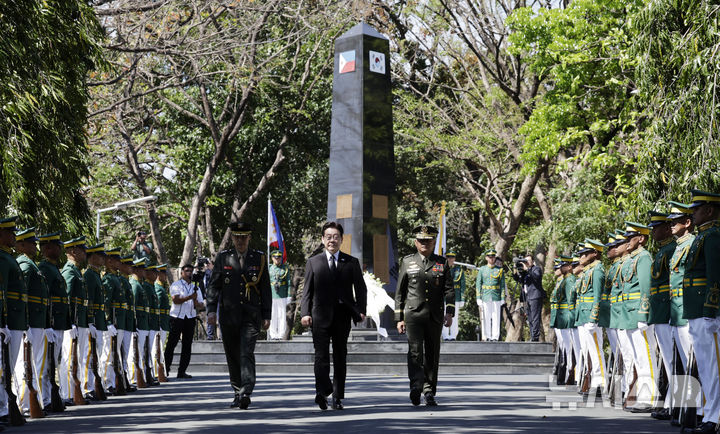 [마닐라=뉴시스] 최동준 기자 = 필리핀을 국빈 방문 중인 이재명 대통령이 4일(현지 시간) 마닐라 영웅묘지 한국전 참전기념비를 방문해 헌화를 마치고 이동하고 있다. 2026.03.04. photocdj@newsis.com