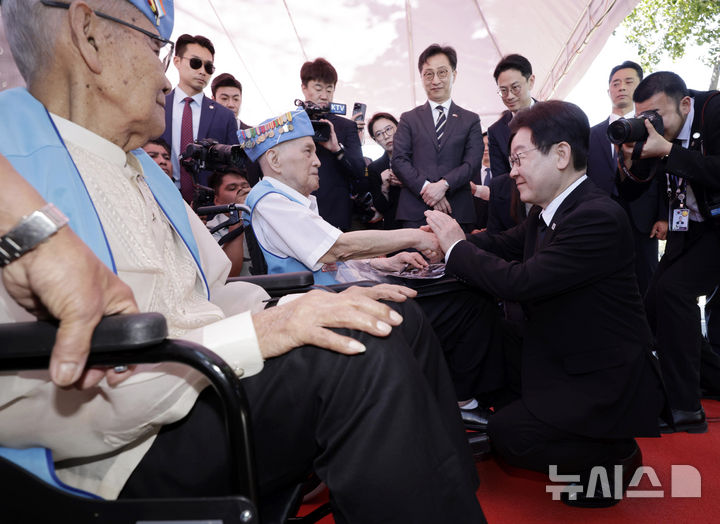 [마닐라=뉴시스] 최동준 기자 = 필리핀을 국빈 방문 중인 이재명 대통령이 4일(현지 시간) 마닐라 영웅묘지 한국전 참전기념비를 방문해 헌화를 마친 뒤 참전용사와 인사하고 있다.&nbsp; 이날 벤자민 산토스 한국전 참전용사, 로드리고 에레니오 한국전 참전용사, 프루덴시오 마누엘 한국전 참전용사가 참석했다. 2026.03.04. photocdj@newsis.com