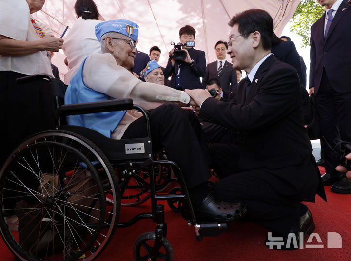 [마닐라=뉴시스] 최동준 기자 = 필리핀을 국빈 방문 중인 이재명 대통령이 4일(현지 시간) 마닐라 영웅묘지 한국전 참전기념비를 방문해 헌화를 마친 뒤 참전용사와 인사하고 있다.&nbsp; 이날 벤자민 산토스 한국전 참전용사, 로드리고 에레니오 한국전 참전용사, 프루덴시오 마누엘 한국전 참전용사가 참석했다. 2026.03.04. photocdj@newsis.com
