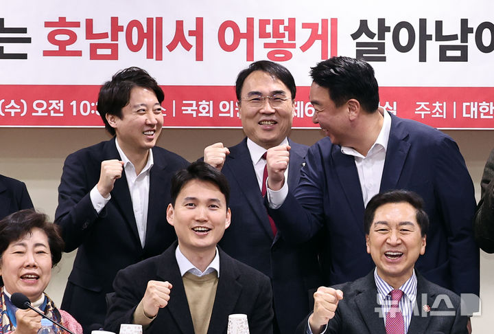 [서울=뉴시스] 김금보 기자 = 이준석 개혁신당 대표와 정희용 국민의힘 사무총장이 4일 오전 서울 여의도 국회 의원회관에서 열린 '대한민국 미래혁신포럼 세미나'에서 대화하고 있다. 2026.03.04. kgb@newsis.com