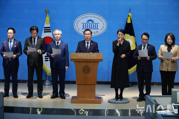[서울=뉴시스] 고승민 기자 = 더불어민주당 이건태, 박성준, 이용우, 이주희, 양부남, 박선원 의원이 4일 서울 여의도 국회 소통관에서 국정조사 추진위원회 현안 기자회견을 하고 있다. 2026.03.04. kkssmm99@newsis.com