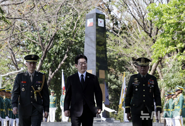 [마닐라=뉴시스] 최동준 기자 = 필리핀을 국빈 방문 중인 이재명 대통령이 4일(현지 시간) 마닐라 영웅묘지 한국전 참전기념비를 방문해 헌화를 마치고 이동하고 있다. 2026.03.04. photocdj@newsis.com