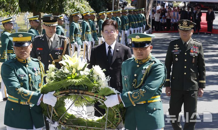 [마닐라=뉴시스] 최동준 기자 = 필리핀을 국빈 방문 중인 이재명 대통령이 4일(현지 시간) 마닐라 영웅묘지 한국전 참전기념비를 방문해 헌화하고 있다. 2026.03.04. photocdj@newsis.com