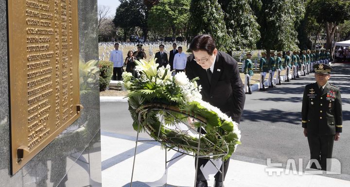 [마닐라=뉴시스] 최동준 기자 = 필리핀을 국빈 방문 중인 이재명 대통령이 4일(현지 시간) 마닐라 영웅묘지 한국전 참전기념비를 방문해 헌화하고 있다. 2026.03.04. photocdj@newsis.com