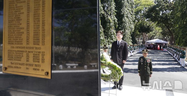 [마닐라=뉴시스] 최동준 기자 = 필리핀을 국빈 방문 중인 이재명 대통령이 4일(현지 시간) 마닐라 영웅묘지 한국전 참전기념비를 방문해 헌화하고 있다. 2026.03.04. photocdj@newsis.com