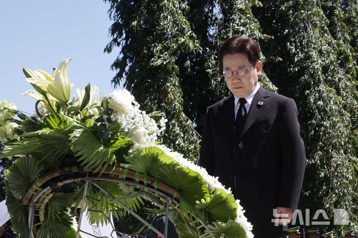 [마닐라=뉴시스] 최동준 기자 = 필리핀을 국빈 방문 중인 이재명 대통령이 4일(현지 시간) 마닐라 영웅묘지 한국전 참전기념비를 방문해 묵념하고 있다. 2026.03.04. photocdj@newsis.com