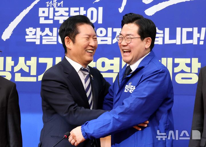 [서울=뉴시스] 조성봉 기자 = 정청래 더불어민주당 대표가 4일 오전 서울 여의도 국회에서 열린 중앙당공천관리위원회 공천 심사 발표에서 인천광역시장 후보로 확정된 박찬대 의원과 포옹하며 축하하고 있다. 2026.03.04. suncho21@newsis.com