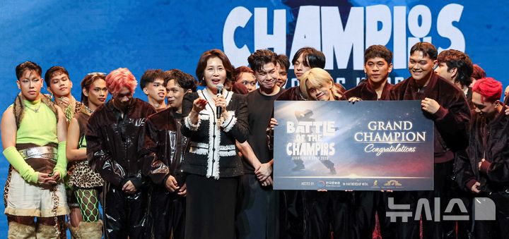 [마닐라=뉴시스] 최동준 기자 = 김혜경 여사가 4일(현지 시간) 필리핀 마닐라 메트로폴리탄 극장에서 열린 '모두의 케이팝 축제'를 방문해 시상 후 발언하고 하고 있다. 2026.03.04. photocdj@newsis.com