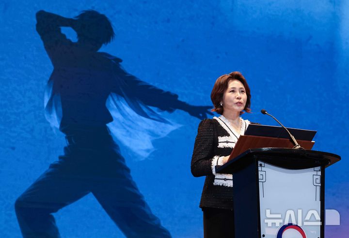 [마닐라=뉴시스] 최동준 기자 = 김혜경 여사가 4일(현지 시간) 필리핀 마닐라 메트로폴리탄 극장에서 열린 '모두의 케이팝 축제'를 방문해 인사말을 하고 있다. 2026.03.04. photocdj@newsis.com