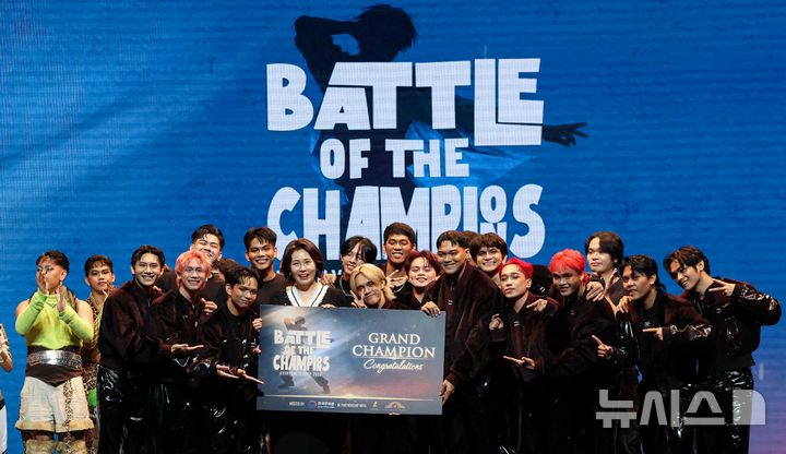 [마닐라=뉴시스] 최동준 기자 = 김혜경 여사가 4일(현지 시간) 필리핀 마닐라 메트로폴리탄 극장에서 열린 '모두의 케이팝 축제'를 방문해 참가팀과 기념촬영을 하고 있다. 2026.03.04. photocdj@newsis.com