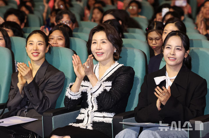 [마닐라=뉴시스] 최동준 기자 = 김혜경 여사가 4일(현지 시간) 필리핀 마닐라 메트로폴리탄 극장에서 열린 '모두의 케이팝 축제'를 방문해 공연을 관람하며 박수치고 있다. 2026.03.04. photocdj@newsis.com