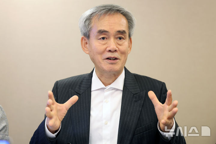 [서울=뉴시스] 박진희 기자 = 김영석 아트서울조직위원회 대표. 디지털 플랫폼 기반 온라인 전시 '아트서울'에 대해 설명하고 있다. 2026.03.04. pak7130@newsis.com