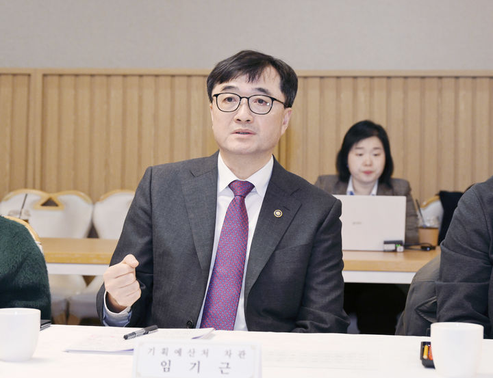 [서울=뉴시스] 김근수 기자 = 임기근 기획예산처 장관 직무대행이 4일 오전 서울 종로구 정부서울청사에서 열린 '중장기전략위원회 전체회의'를 주재하고 있다. (사진= 기획예산처 제공) 2026.03.04. photo@newsis.com *재판매 및 DB 금지