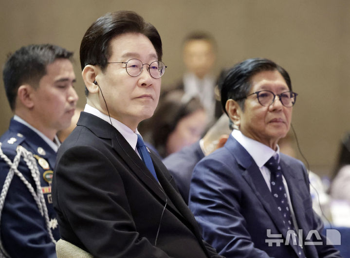 [마닐라=뉴시스] 최동준 기자 = 필리핀을 국빈 방문 중인 이재명 대통령과 페르디난드 로무알데즈 마르코스 주니어 대통령이 4일(현지 시간) 마닐라 한 호텔에서 열린 한-필리핀 비즈니스 포럼에 참석해 자리하고 있다. 2026.03.04. photocdj@newsis.com