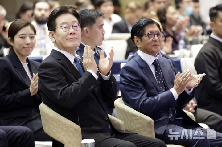 [마닐라=뉴시스] 최동준 기자 = 필리핀을 국빈 방문 중인 이재명 대통령과 페르디난드 로무알데즈 마르코스 주니어 대통령이 4일(현지 시간) 마닐라 한 호텔에서 열린 한-필리핀 비즈니스 포럼에서 박수치고 있다. 2026.03.04. photocdj@newsis.com