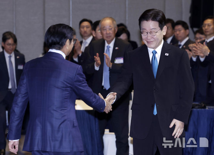 [마닐라=뉴시스] 최동준 기자 = 필리핀을 국빈 방문 중인 이재명 대통령이 4일(현지 시간) 마닐라 한 호텔에서 열린 한-필리핀 비즈니스 포럼에 참석해 페르디난드 로무알데즈 마르코스 주니어 대통령과 악수하고 있다. 2026.03.04. photocdj@newsis.com