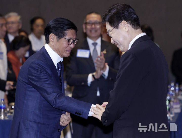 [마닐라=뉴시스] 최동준 기자 = 필리핀을 국빈 방문 중인 이재명 대통령이 4일(현지 시간) 마닐라 한 호텔에서 열린 한-필리핀 비즈니스 포럼에 참석해 페르디난드 로무알데즈 마르코스 주니어 대통령과 악수하고 있다. 2026.03.04. photocdj@newsis.com