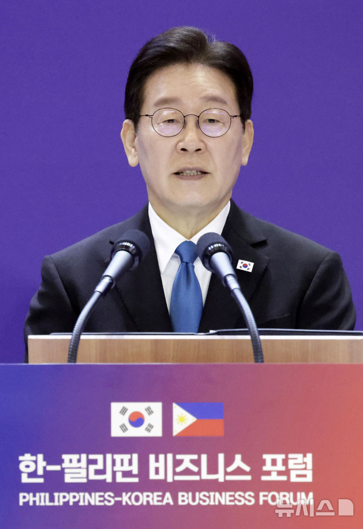 [마닐라=뉴시스] 최동준 기자 = 필리핀을 국빈 방문 중인 이재명 대통령이 4일(현지 시간) 마닐라 한 호텔에서 열린 한-필리핀 비즈니스 포럼에서 축사하고 있다. 2026.03.04. photocdj@newsis.com
