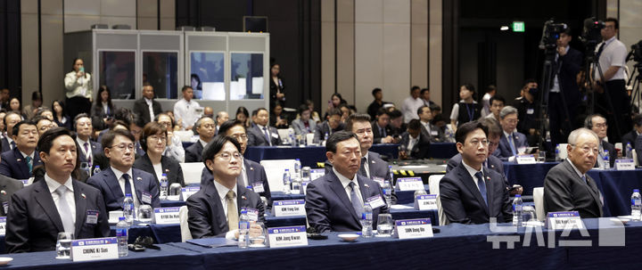 [마닐라=뉴시스] 최동준 기자 = 4일(현지 시간) 마닐라 한 호텔에서 열린 한-필리핀 비즈니스 포럼에서 참석자들이 자리하고 있다.&nbsp; 왼쪽부터 정기선 HD현대 회장, 김정관 산업통상부 장관, 신동빈 롯데그룹 회장, 배경훈 부총리 겸 과학기술정보통신부 장관, 류진 한국경제인협회장. 2026.03.04. photocdj@newsis.com