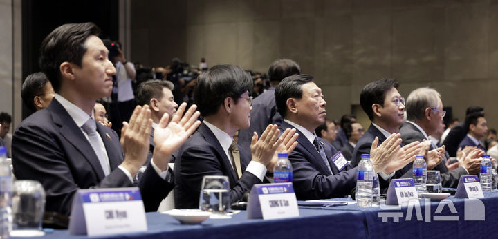 [마닐라=뉴시스] 최동준 기자 = 4일(현지 시간) 마닐라 한 호텔에서 열린 한-필리핀 비즈니스 포럼에서 참석자들이 박수치고 있다.왼쪽부터 정기선 HD현대 회장, 김정관 산업통상부 장관, 신동빈 롯데그룹 회장, 배경훈 부총리 겸 과학기술정보통신부 장관, 류진 한국경제인협회장. 2026.03.04. photocdj@newsis.com