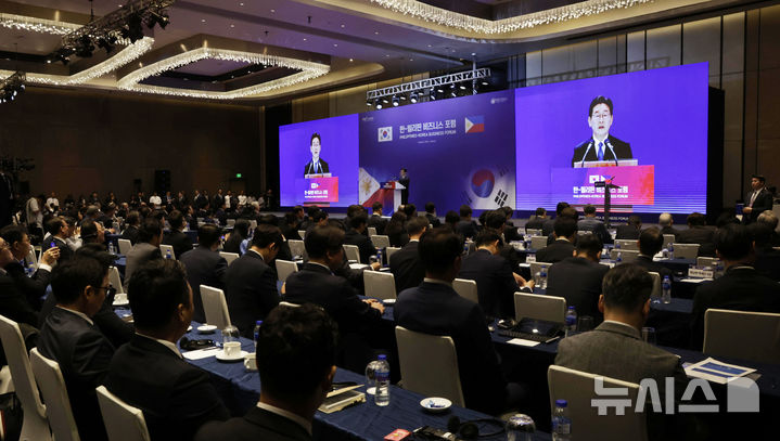 [마닐라=뉴시스] 최동준 기자 = 필리핀을 국빈 방문 중인 이재명 대통령이 4일(현지 시간) 마닐라 한 호텔에서 열린 한-필리핀 비즈니스 포럼에서 축사하고 있다. 2026.03.04. photocdj@newsis.com