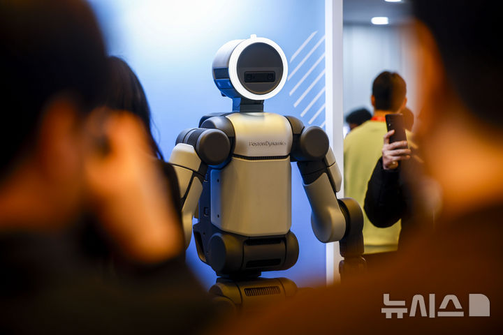 [서울=뉴시스] 정병혁 기자 = 4일 서울 강남구 코엑스에서 열린 2026 스마트공장·자동화산업전에서 현대자동차그룹 계열사 보스턴다이내믹스의 휴머노이드 로봇 '아틀라스'가 전시되어 있다. 2026.03.04. jhope@newsis.com