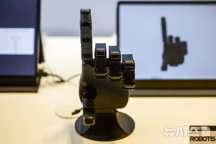 [서울=뉴시스] 정병혁 기자 = 4일 서울 강남구 코엑스에서 열린 2026 스마트공장·자동화산업전에서 로봇팔이 전시되어 있다. 2026.03.04. jhope@newsis.com