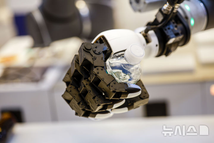 [서울=뉴시스] 정병혁 기자 = 4일 서울 강남구 코엑스에서 열린 2026 스마트공장·자동화산업전에서 로봇팔이 전시되어 있다. 2026.03.04. jhope@newsis.com