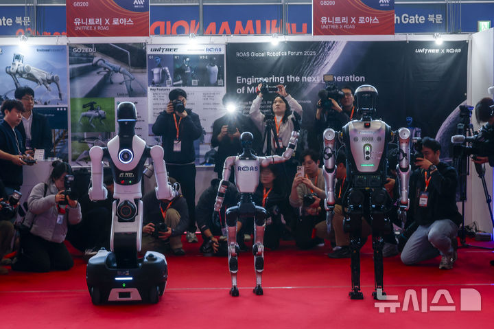 [서울=뉴시스] 정병혁 기자 = 4일 서울 강남구 코엑스에서 열린 2026 스마트공장·자동화산업전에서 중국기업의 휴머노이드 로봇이 전시되어 있다. 2026.03.04. jhope@newsis.com