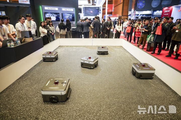 [서울=뉴시스] 정병혁 기자 = 4일 서울 강남구 코엑스에서 열린 2026 스마트공장·자동화산업전에 현대무벡스의 자율이동로봇이 시연되고 있다. 2026.03.04. jhope@newsis.com