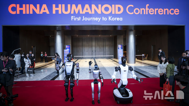 [서울=뉴시스] 정병혁 기자 = 4일 서울 강남구 코엑스에서 열린 2026 스마트공장·자동화산업전에서 중국기업의 휴머노이드 로봇이 전시되어 있다. 2026.03.04. jhope@newsis.com