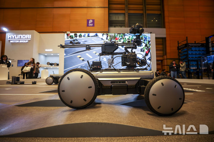 [서울=뉴시스] 정병혁 기자 = 4일 서울 강남구 코엑스에서 열린 2026 스마트공장·자동화산업전에서 현대자동차그룹 로보틱스랩의 소형 모빌리티 플랫폼 '모베드(MobED)'의 시연이 진행되고 있다. 2026.03.04. jhope@newsis.com
