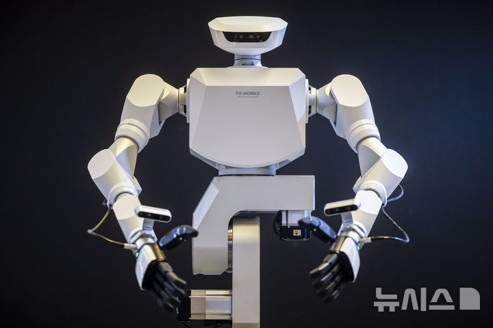 [서울=뉴시스] 정병혁 기자 = 4일 서울 강남구 코엑스에서 열린 2026 스마트공장·자동화산업전에서 티로보틱스의 주행형 휴머노이드 로봇이 시연되고 있다. 2026.03.04. jhope@newsis.com