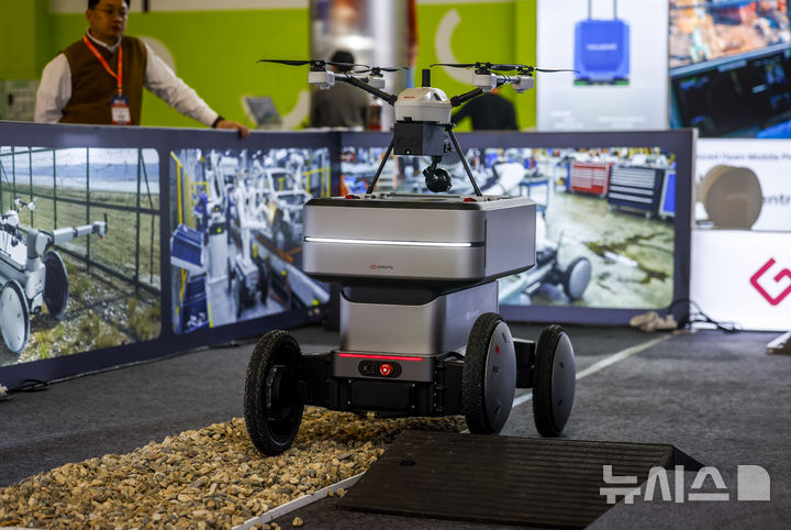 [서울=뉴시스] 정병혁 기자 = 4일 서울 강남구 코엑스에서 열린 2026 스마트공장·자동화산업전에서 고성엔지니어링의 모베드를 이용한 드론스테이션이 시연되고 있다. 2026.03.04. jhope@newsis.com