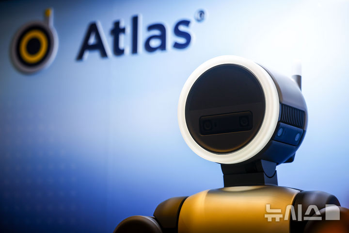 [서울=뉴시스] 정병혁 기자 = 4일 서울 강남구 코엑스에서 열린 2026 스마트공장·자동화산업전에서 현대자동차그룹 계열사 보스턴다이내믹스의 휴머노이드 로봇 '아틀라스'가 전시되어 있다. 2026.03.04. jhope@newsis.com