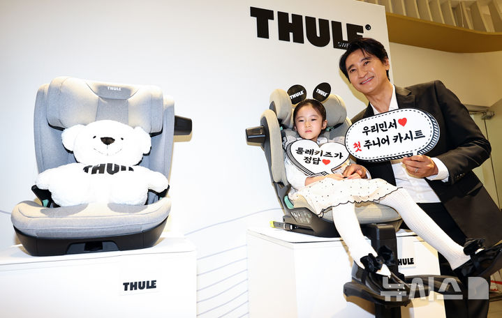 [서울=뉴시스] 최진석 기자 = 4일 서울 신세계백화점 강남점 툴레키즈 팝업존에서 열린 툴레 키즈와 툴레 대디가 함께 출발하는 SAFE START! 캠페인에 참석한 배우 신현준이 딸 신민서 양을 카시트에 태우고 포즈를 취하고 있다. 2026.03.04. myjs@newsis.com