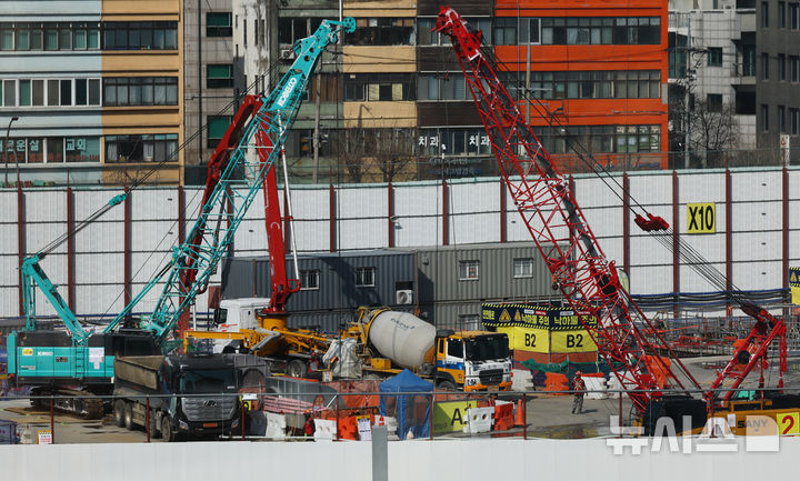 [서울=뉴시스] 황준선 기자 = 지난 4일 서울 시내 한 공사현장에서 근로자들이 작업을 하고 있다.이날 국가데이터처가 발표한 '2026년 1월 산업활동동향'에 따르면 건설 업황 지표인 건설기성이 전월대비 11.3% 감소했다. 지난 2012년 1월(-13.6%) 이후 14년 만에 가장 큰 감소폭을 나타냈다. 다만 선행지표 성격인 건설수주는 전년 동월 대비 35.8% 늘어 건설 업황이 향후 조금씩 회복될 신호로 해석된다. 2026.03.04. hwang@newsis.com