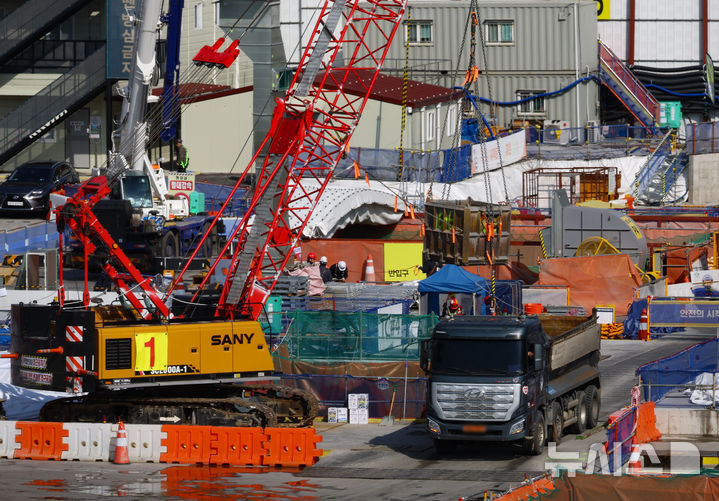 [서울=뉴시스] 황준선 기자 = 서울 시내 한 공사현장에서 근로자들이 작업을 하고 있다. 2026.03.04. hwang@newsis.com