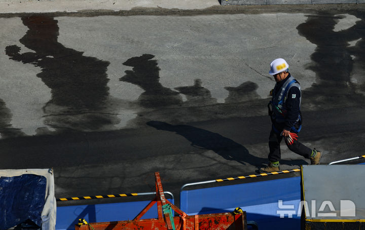[서울=뉴시스] 황준선 기자 = 4일 서울 시내 한 공사현장에서 근로자들이 이동하고 있다.이날 국가데이터처가 발표한 '2026년 1월 산업활동동향'에 따르면 건설 업황 지표인 건설기성이 전월대비 11.3% 감소했다. 지난 2012년 1월(-13.6%) 이후 14년 만에 가장 큰 감소폭을 나타냈다. 다만 선행지표 성격인 건설수주는 전년 동월 대비 35.8% 늘어 건설 업황이 향후 조금씩 회복될 신호로 해석된다. 2026.03.04. hwang@newsis.com