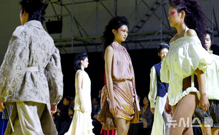 [대구=뉴시스] 이무열 기자 = 4일 대구 북구 엑스코에서 개막한 '2026 대구국제섬유박람회(Preview In Daegu, PID)'부대행사로 열린 '2026 직물과 패션의 만남전'에서 모델들이 패션쇼를 선보이고 있다. 2026.03.04. lmy@newsis.com