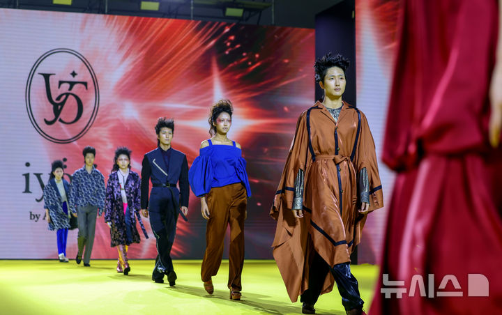 [대구=뉴시스] 이무열 기자 = 4일 대구 북구 엑스코에서 개막한 '2026 대구국제섬유박람회(Preview In Daegu, PID)'부대행사로 열린 '2026 직물과 패션의 만남전'에서 모델들이 패션쇼를 선보이고 있다. 2026.03.04. lmy@newsis.com