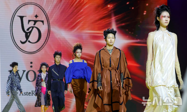 [대구=뉴시스] 이무열 기자 = 4일 대구 북구 엑스코에서 개막한 '2026 대구국제섬유박람회(Preview In Daegu, PID)'부대행사로 열린 '2026 직물과 패션의 만남전'에서 모델들이 패션쇼를 선보이고 있다. 2026.03.04. lmy@newsis.com