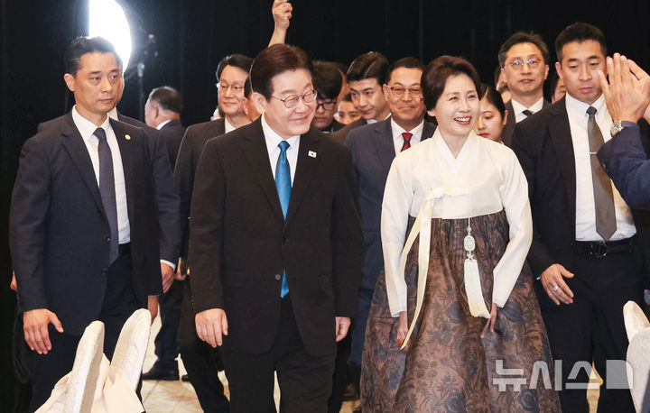 [마닐라=뉴시스] 최동준 기자 = 필리핀을 국빈 방문 중인 이재명 대통령과 김혜경 여사가 4일(현지 시간) 마닐라 한 호텔에서 열린 동포 오찬 간담회에 입장하고 있다. 2026.03.04. photocdj@newsis.com