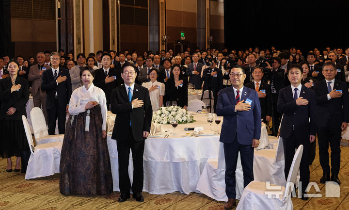 [마닐라=뉴시스] 최동준 기자 = 필리핀을 국빈 방문 중인 이재명 대통령과 김혜경 여사가 4일(현지 시간) 마닐라 한 호텔에서 열린 동포 오찬 간담회에서 국민의례를 하고 있다. 2026.03.04. photocdj@newsis.com
