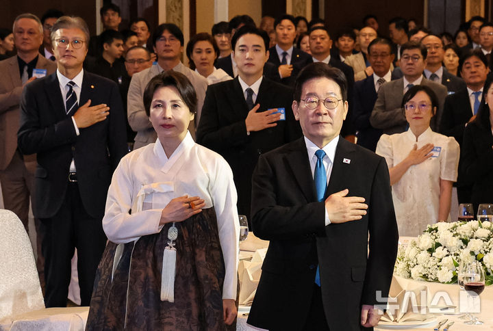 [마닐라=뉴시스] 최동준 기자 = 필리핀을 국빈 방문 중인 이재명 대통령과 김혜경 여사가 4일(현지 시간) 마닐라 한 호텔에서 열린 동포 오찬 간담회에서 국민의례를 하고 있다. 2026.03.04. photocdj@newsis.com