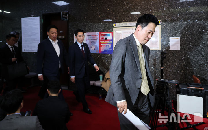 [서울=뉴시스] 김금보 기자 = 장동혁 국민의힘 대표가 4일 오후 서울 여의도 국회에서 국민의힘 소장파 모임 '대안과 미래' 간사인 이성권 의원과의 면담을 마친 뒤 이동하고 있다. 2026.03.04. kgb@newsis.com