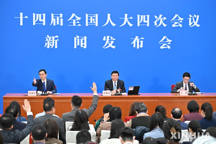 [베이징=신화/뉴시스] 전국인민대표대회(전인대) 개막을 앞두고 4일 중국 베이징 인민대회당에서 열린 전인대 기자회견에서 기자들이 질문하고 있다. 2026.03.04