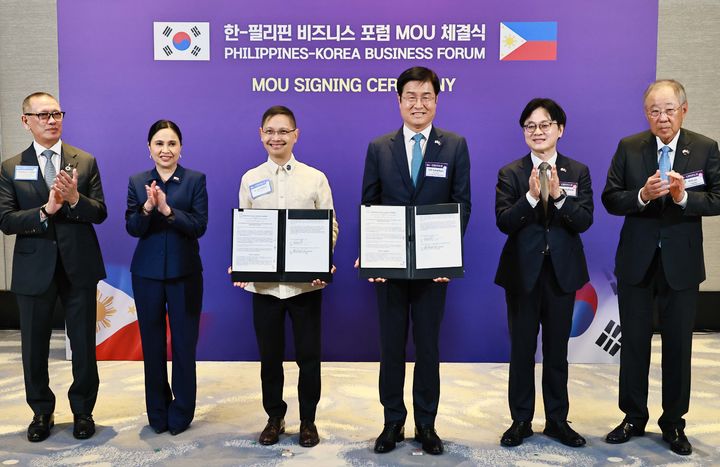 [서울=뉴시스] 김근수 기자 = 김정관(오른쪽 두번째) 산업통상부 장관이 4일(현지 시간) 필리핀 마닐라 콘래드호텔에서 열린 한-필리핀 비즈니스 포럼 계기 업무협약 체결식에서 기념촬영을 하고 있다. (사진= 산업통상부 제공) 2026.03.04. photo@newsis.com *재판매 및 DB 금지