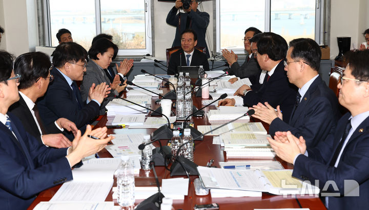 [서울=뉴시스] 김명년 기자 = 정태호 대미투자특별법 처리를 위한 특별위원회 법안소위원장이 4일 오후 서울 여의도 국회에서 열린 소위원회에서 박수영 야당 간사 등 참석자들과 박수치고 있다. 2026.03.04. kmn@newsis.com
